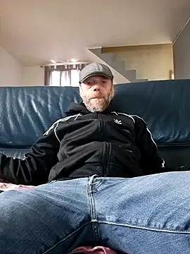 Snapshot of eddouxxx78 chatting on January 8, 2025, 10:26 am eddouxxx78 online show from January 8, 2025, 10:26 am