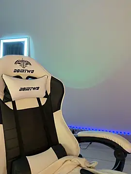 julia fly online show from March 25, 2026, 7:41 am