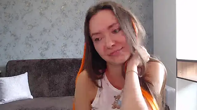 Snapshot of ___Emily___ chatting on October 5, 2025, 10:06 am Emily online show from October 5, 2025, 10:06 am