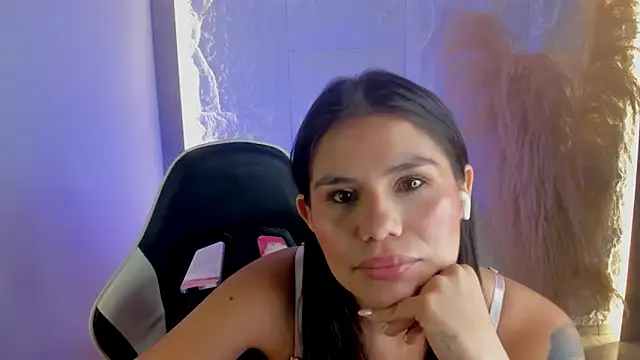 dominique25  online show from May 15, 2026, 1:36 am