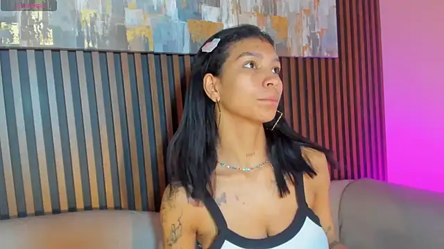 Snapshot of LauraAristizabal chatting on December 14, 2025, 12:55 pm LauraAristizabal online show from December 14, 2025, 12:55 pm