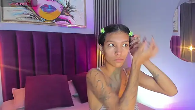 Snapshot of LauraAristizabal chatting on October 28, 2025, 12:59 pm LauraAristizabal online show from October 28, 2025, 12:59 pm