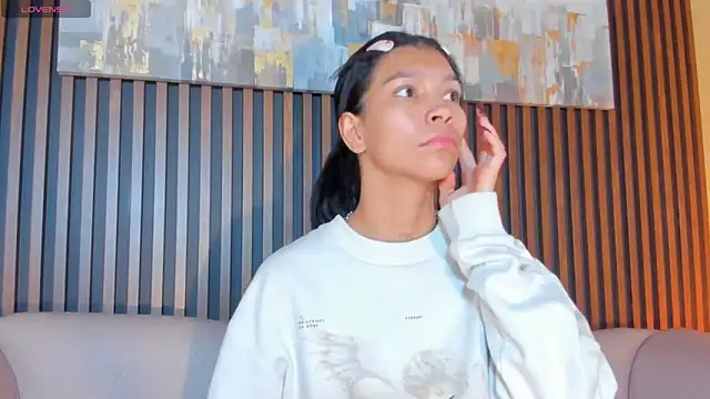 Snapshot of LauraAristizabal chatting on November 15, 2025, 12:31 pm LauraAristizabal online show from November 15, 2025, 12:31 pm