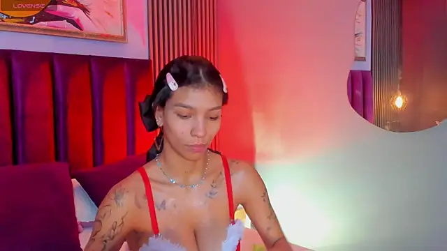 Snapshot of LauraAristizabal chatting on December 2, 2025, 12:40 pm LauraAristizabal online show from December 2, 2025, 12:40 pm