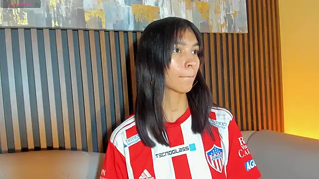 Snapshot of LauraAristizabal chatting on December 16, 2025, 12:42 pm LauraAristizabal online show from December 16, 2025, 12:42 pm