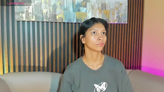 Snapshot of LauraAristizabal chatting on October 22, 2025, 12:37 pm LauraAristizabal online show from October 22, 2025, 12:37 pm