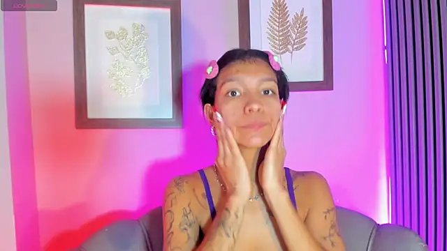 Snapshot of LauraAristizabal chatting on November 26, 2025, 1:00 pm LauraAristizabal online show from November 26, 2025, 1:00 pm