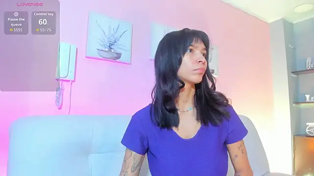 Snapshot of LauraAristizabal chatting on November 12, 2025, 12:42 pm LauraAristizabal online show from November 12, 2025, 12:42 pm