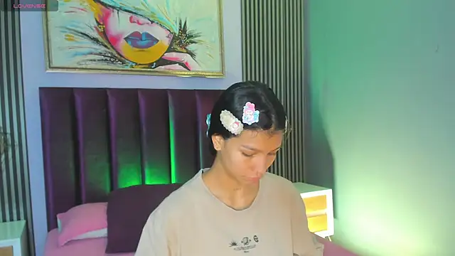 Snapshot of LauraAristizabal chatting on October 24, 2025, 12:37 pm LauraAristizabal online show from October 24, 2025, 12:37 pm