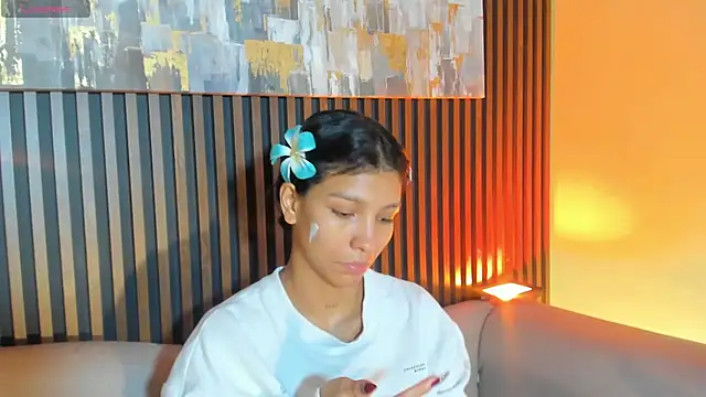 Snapshot of LauraAristizabal chatting on October 23, 2025, 12:48 pm LauraAristizabal online show from October 23, 2025, 12:48 pm