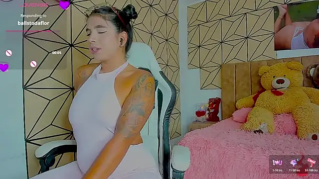 vane lopez  online show from April 15, 2026, 7:58 pm