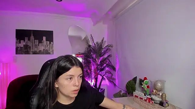 Snapshot of Meghan320 chatting on December 19, 2025, 11:34 am Meghan320 online show from December 19, 2025, 11:34 am