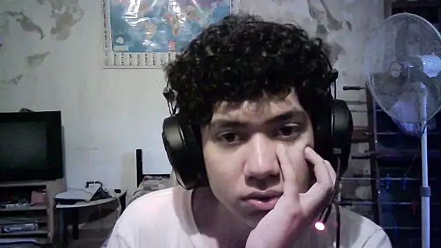 Snapshot of Emv2 chatting on December 1, 2025, 9:59 pm Emv2 online show from December 1, 2025, 9:59 pm