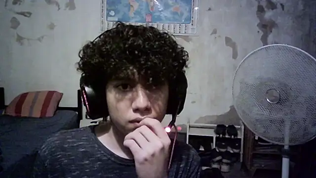 Snapshot of Emv2 chatting on February 27, 2025, 6:13 am Emv2 online show from February 27, 2025, 6:13 am