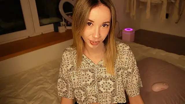 Snapshot of EmelyBenz chatting on January 12, 2026, 3:13 am EmelyBenz online show from January 12, 2026, 3:13 am