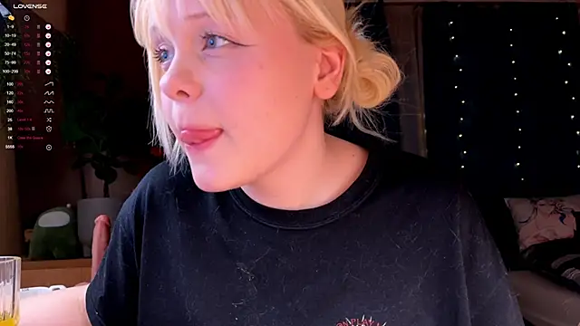 LisaLaas online show from December 14, 2025, 2:55 pm