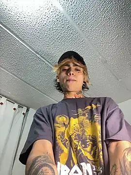 Snapshot of AcidMilo chatting on October 2, 2025, 11:19 pm AcidMilo online show from October 2, 2025, 11:19 pm