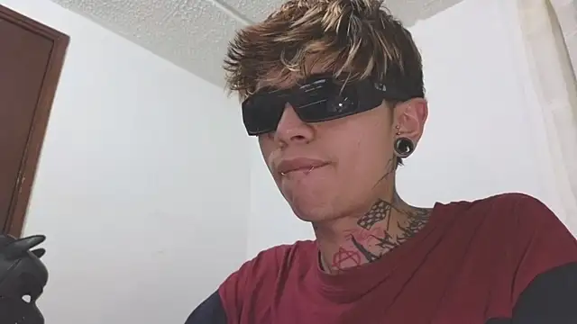 Snapshot of AcidMilo chatting on February 22, 2025, 12:16 am AcidMilo online show from February 22, 2025, 12:16 am