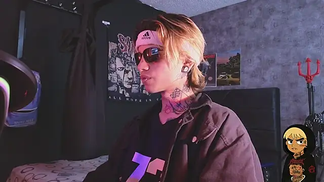 Snapshot of AcidMilo chatting on November 9, 2025, 10:03 pm AcidMilo online show from November 9, 2025, 10:03 pm