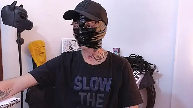 Snapshot of AcidMilo chatting on February 7, 2025, 9:04 pm AcidMilo online show from February 7, 2025, 9:04 pm