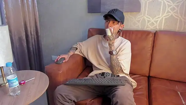 Snapshot of AcidMilo chatting on December 10, 2024, 4:06 pm AcidMilo online show from December 10, 2024, 4:06 pm