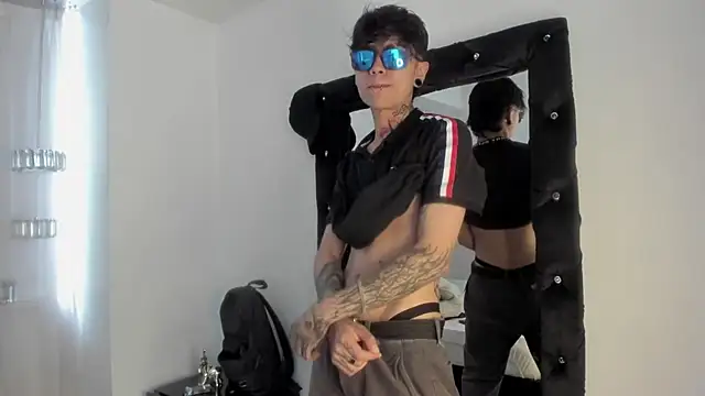 Snapshot of AcidMilo chatting on December 18, 2024, 4:06 pm AcidMilo online show from December 18, 2024, 4:06 pm