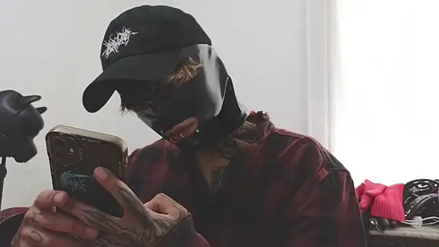 Snapshot of AcidMilo chatting on March 4, 2025, 8:27 pm AcidMilo online show from March 4, 2025, 8:27 pm