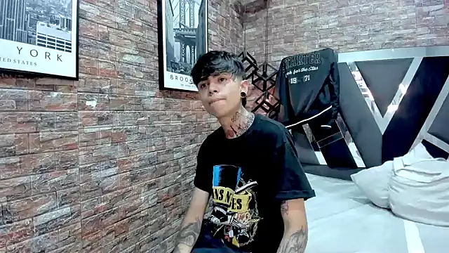 Snapshot of AcidMilo chatting on December 6, 2024, 5:38 pm AcidMilo online show from December 6, 2024, 5:38 pm