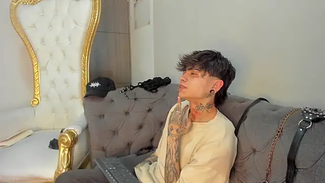 Snapshot of AcidMilo chatting on December 2, 2024, 7:33 pm AcidMilo online show from December 2, 2024, 7:33 pm