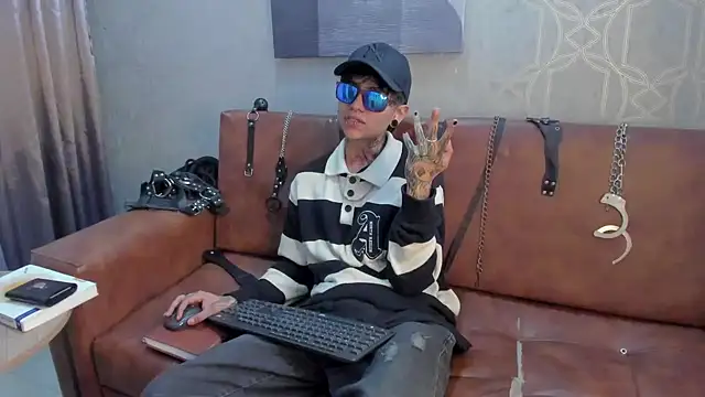 Snapshot of AcidMilo chatting on December 9, 2024, 1:02 pm AcidMilo online show from December 9, 2024, 1:02 pm