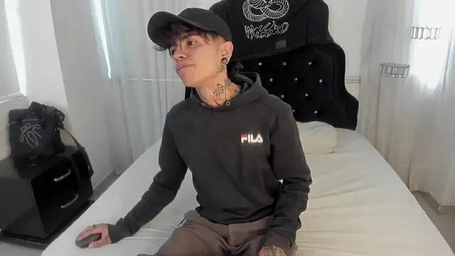 Snapshot of AcidMilo chatting on December 18, 2024, 1:02 pm AcidMilo online show from December 18, 2024, 1:02 pm