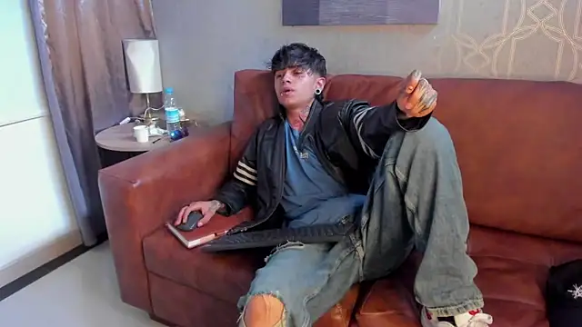 Snapshot of AcidMilo chatting on December 7, 2024, 5:48 pm AcidMilo online show from December 7, 2024, 5:48 pm