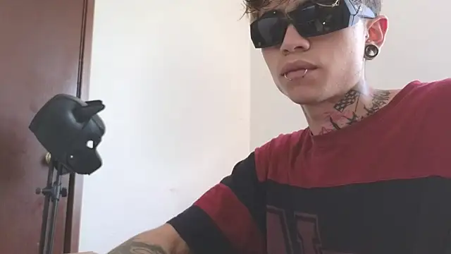 Snapshot of AcidMilo chatting on February 21, 2025, 9:11 pm AcidMilo online show from February 21, 2025, 9:11 pm