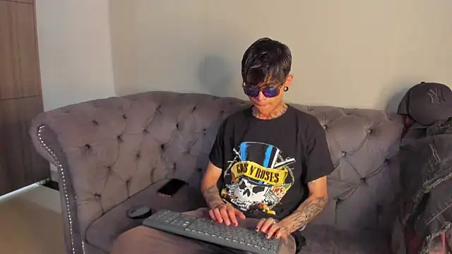 Snapshot of AcidMilo chatting on December 15, 2024, 4:26 pm AcidMilo online show from December 15, 2024, 4:26 pm