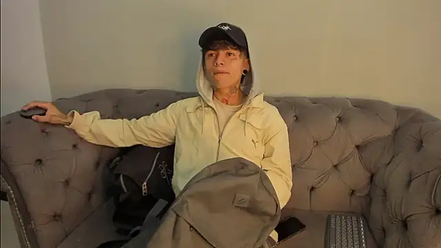 Snapshot of AcidMilo chatting on December 2, 2024, 1:19 pm AcidMilo online show from December 2, 2024, 1:19 pm