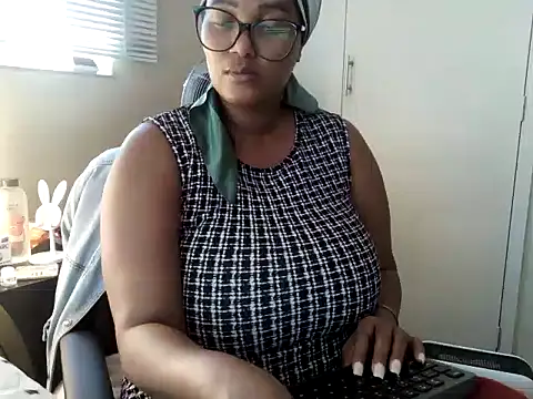 Snapshot of Charlie-Crawford chatting on May 7, 2026, 9:01 am Charlie-Crawford online show from May 7, 2026, 9:01 am