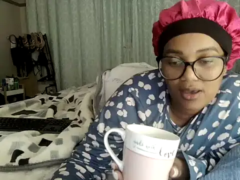 Snapshot of Charlie-Crawford chatting on May 17, 2026, 4:12 am Charlie-Crawford online show from May 17, 2026, 4:12 am