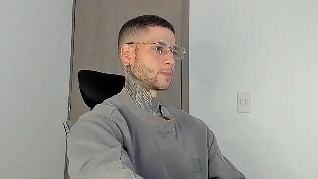  jamesleandros1 online show from January 15, 2026, 12:08 pm