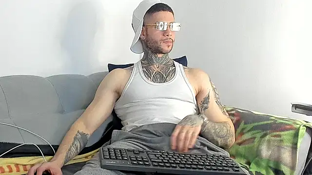  jamesleandros1 online show from November 27, 2025, 4:46 am