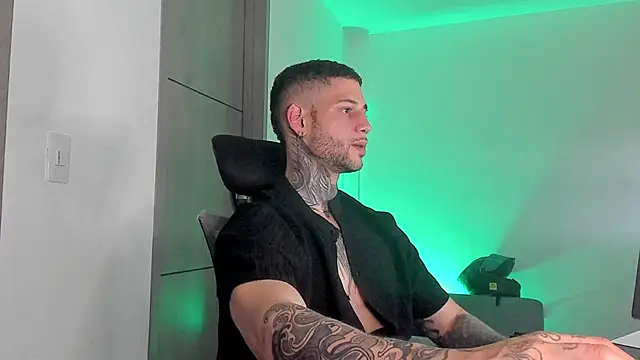  jamesleandros1 online show from May 31, 2026, 3:56 am