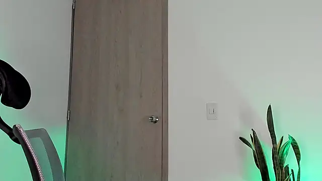  jamesleandros1 online show from February 13, 2026, 3:17 am