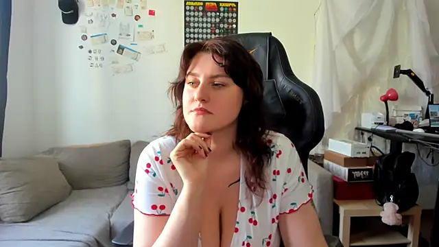 Snapshot of KiraKoval chatting on May 7, 2026, 1:36 pm KiraKoval online show from May 7, 2026, 1:36 pm