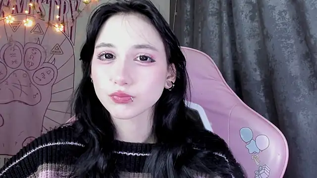 Holy420lolii online show from November 15, 2025, 4:11 pm