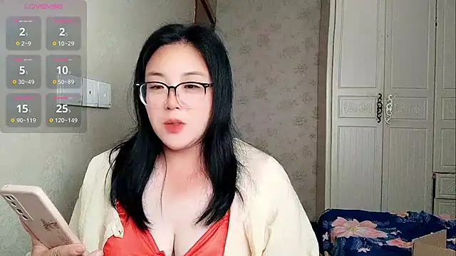 Snapshot of Vivianangn-e chatting on June 17, 2026, 1:10 pm Vivianangn-e online show from June 17, 2026, 1:10 pm