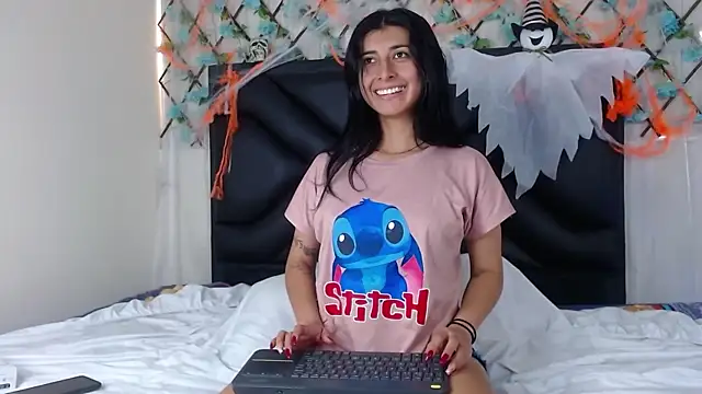 Snapshot of EmmaWilliamss chatting on October 24, 2025, 4:50 pm EmmaWilliamss online show from October 24, 2025, 4:50 pm