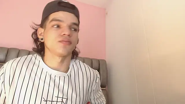 Snapshot of AlbertBernal69 chatting on March 6, 2025, 2:30 am AlbertBernal69 online show from March 6, 2025, 2:30 am