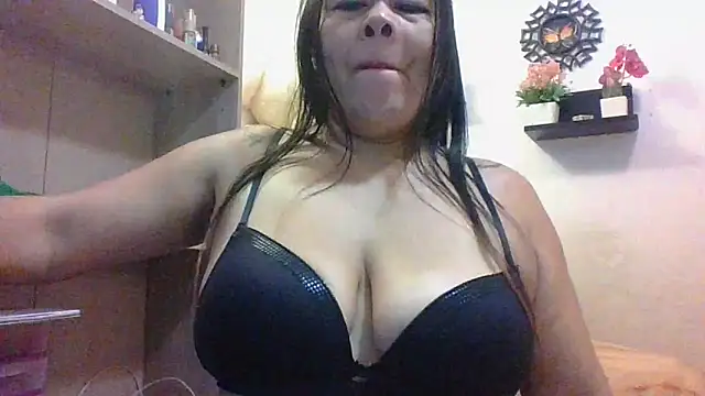 Snapshot of ChiaraFioree chatting on October 9, 2025, 9:15 pm ChiaraFioree online show from October 9, 2025, 9:15 pm