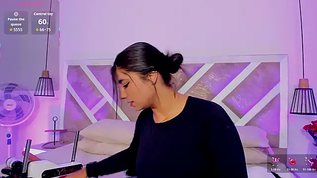 ZiaCalifa online show from April 5, 2026, 11:39 am