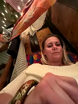 Snapshot of SummerBlueMoon chatting on October 11, 2025, 6:03 am SummerBlueMoon online show from October 11, 2025, 6:03 am