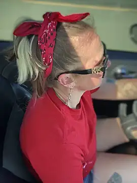 Snapshot of SummerBlueMoon chatting on October 17, 2025, 7:15 pm SummerBlueMoon online show from October 17, 2025, 7:15 pm